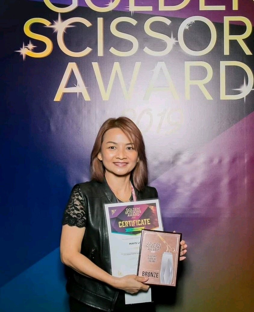 Mavis receiving Golden Scissors Bronze Award for Elegant Evening 2019 in Singapore
